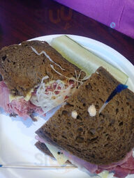 Tom's International Deli