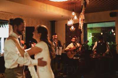 Under The Sun Pub & Pizza