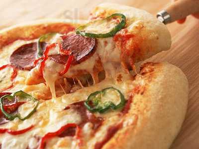 Queen Pizza And Deli