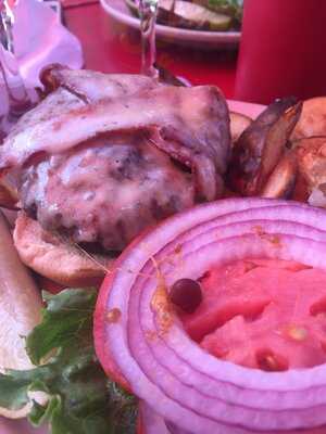 Shays Pub & Wine Bar