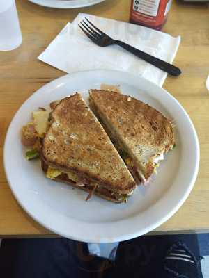 Sarah's Market And Cafe