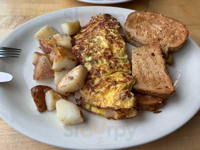 Sarah's Market And Cafe