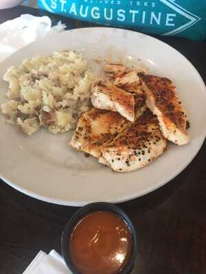 2 Creeks Bar & Grill