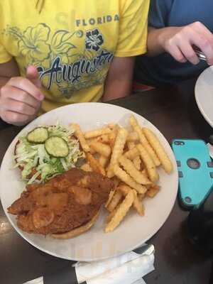 2 Creeks Bar & Grill