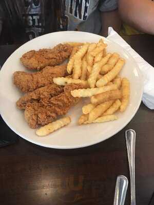 2 Creeks Bar & Grill