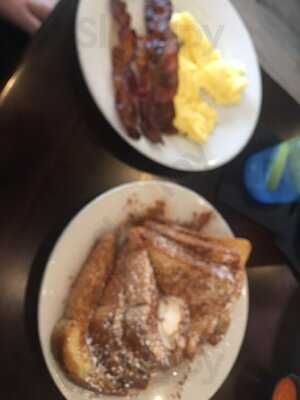 2 Creeks Bar & Grill