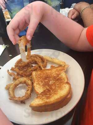 2 Creeks Bar & Grill