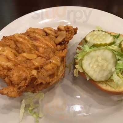 2 Creeks Bar & Grill