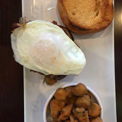 2 Creeks Bar & Grill