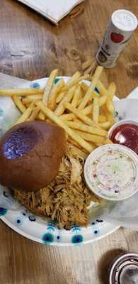 Aamani's Smokehouse Pizzeria