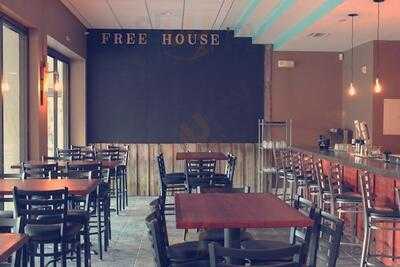 Free House American Eatery & Pub