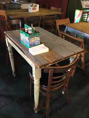 Puckett's Gro. & Restaurant