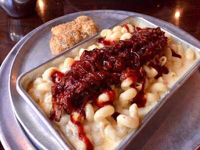 Quinn's Neighbourhood Pub And Eatery