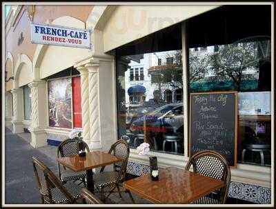 Le Petit Cafe