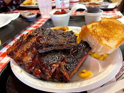 Hog Wild Pit Bar-b-q