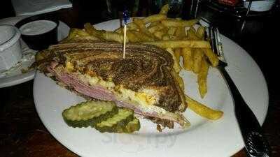 4 Daughters Irish Pub