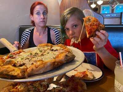 Sqzbx Brewery & Pizza Joint