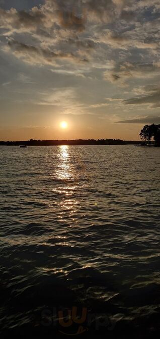 Gilligan's On The Lake