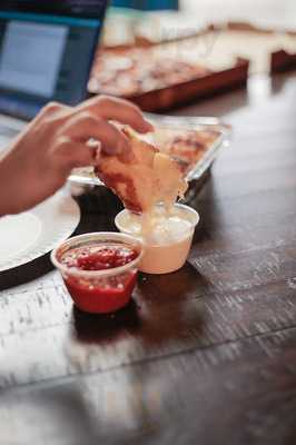 Me-n-ed's Pizza Parlor