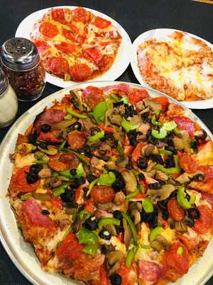 Me-n-ed's Pizza Parlor