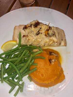 Fin's Ale House & Raw Bar