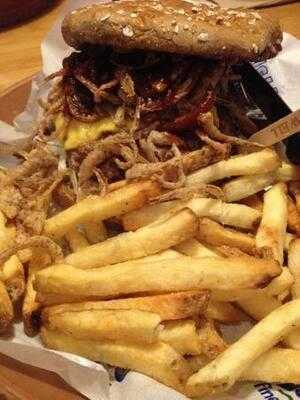 Islands Fine Burgers & Drink