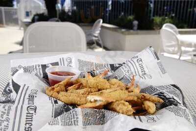 Wahoo's Poolside Bar & Grill