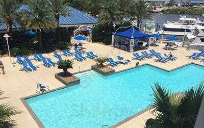 Wahoo's Poolside Bar & Grill