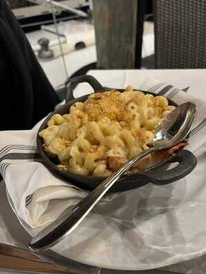 22 Bowen's Wine Bar & Grille