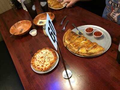 Geneo's Pizza And Pub