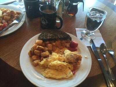 Regatta Pub At Salem Waterfront Hotel