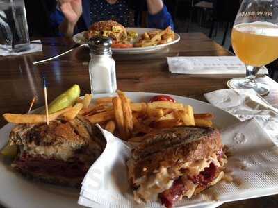 Rusty Bucket Restaurant And Tavern