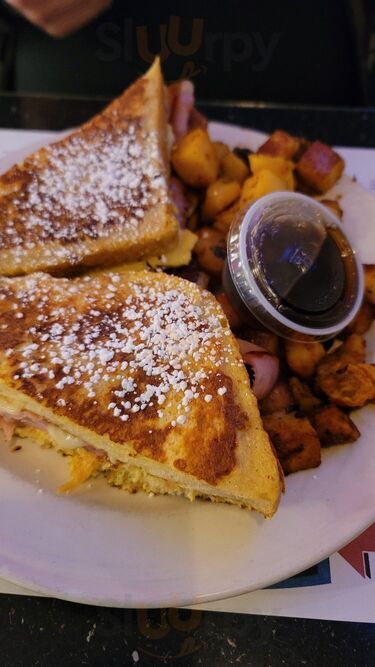 The Roundabout Diner & Lounge