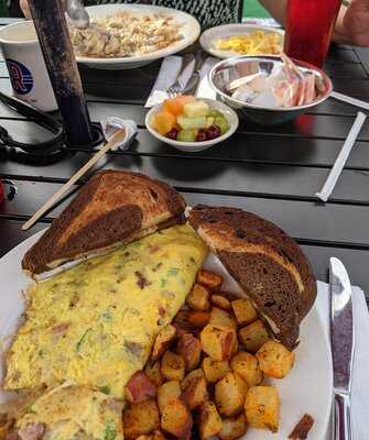 The Roundabout Diner & Lounge