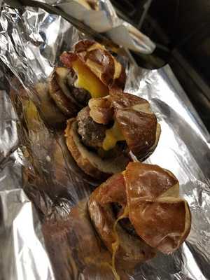 Zinger's Burgers N Wings