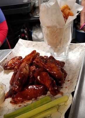 Zinger's Burgers N Wings