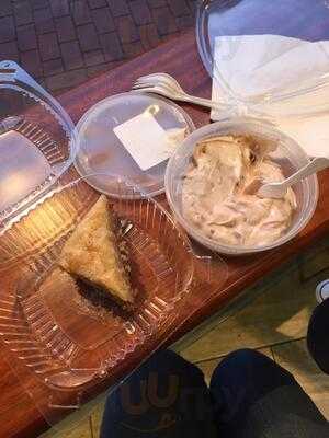 Alba's Mediterranean Market And Bakery