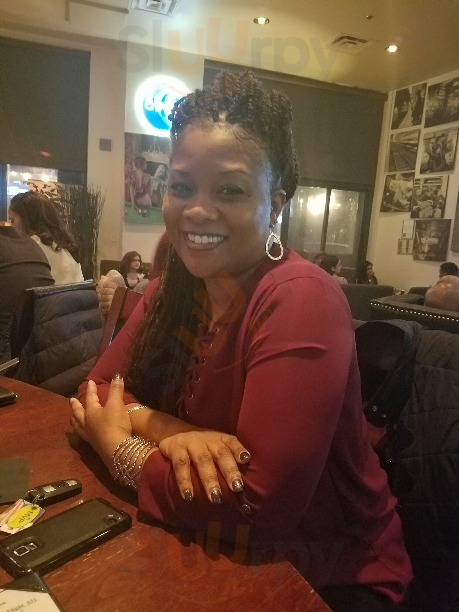 Mona Lounge & Cigar Bar