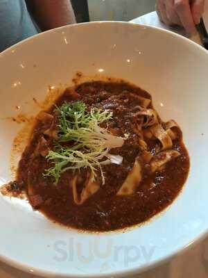 Oli's Fashion Cuisine & Bar