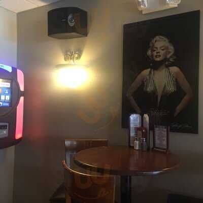 Marilyn's Pub Restaurant & Lounge