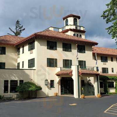 Simon's Cliff House At The Columbia Gorge Hotel
