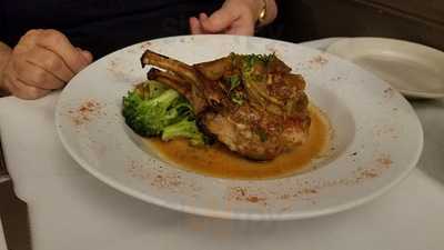 Bizzi's Wine And Cheese Bistro