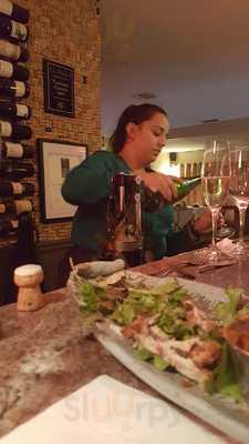 Bizzi's Wine And Cheese Bistro