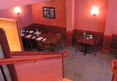 Howlett's Restaurant & Tavern