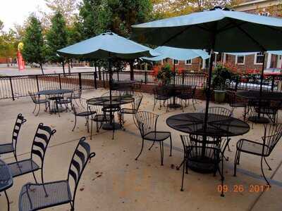 Howlett's Restaurant & Tavern