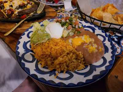 Fernando's On The Reservoir