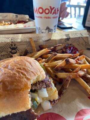 Mooyah Burgers, Fries & Shakes