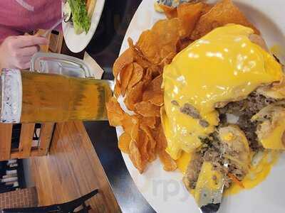Gella's Diner & Lb. Brewing Co.