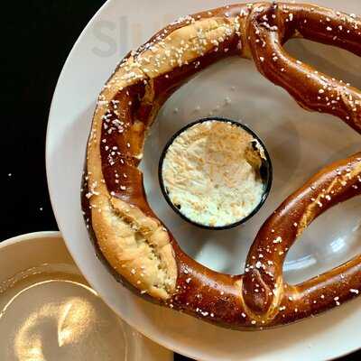 Gella's Diner & Lb. Brewing Co.