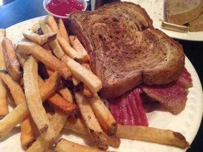 Mcmahon's Irish Pub & Restaurant